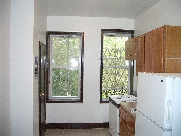 2nd image of 586 Wilson Ave APT 2R