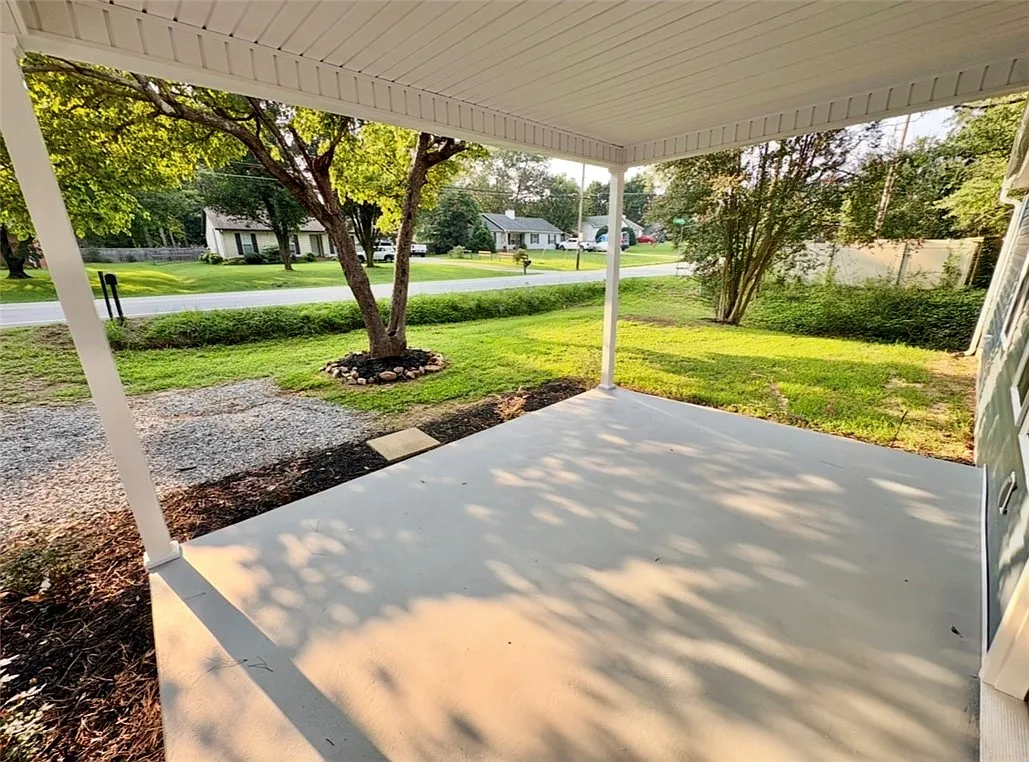 4 bed, 3.0 bath, 2110 sqft, $2,250 — Photo 3