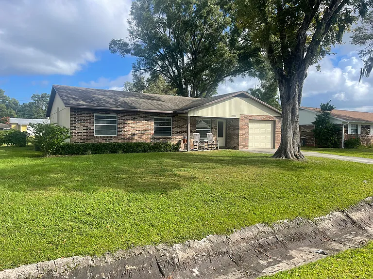 2205 Country Loop S — Photo 3