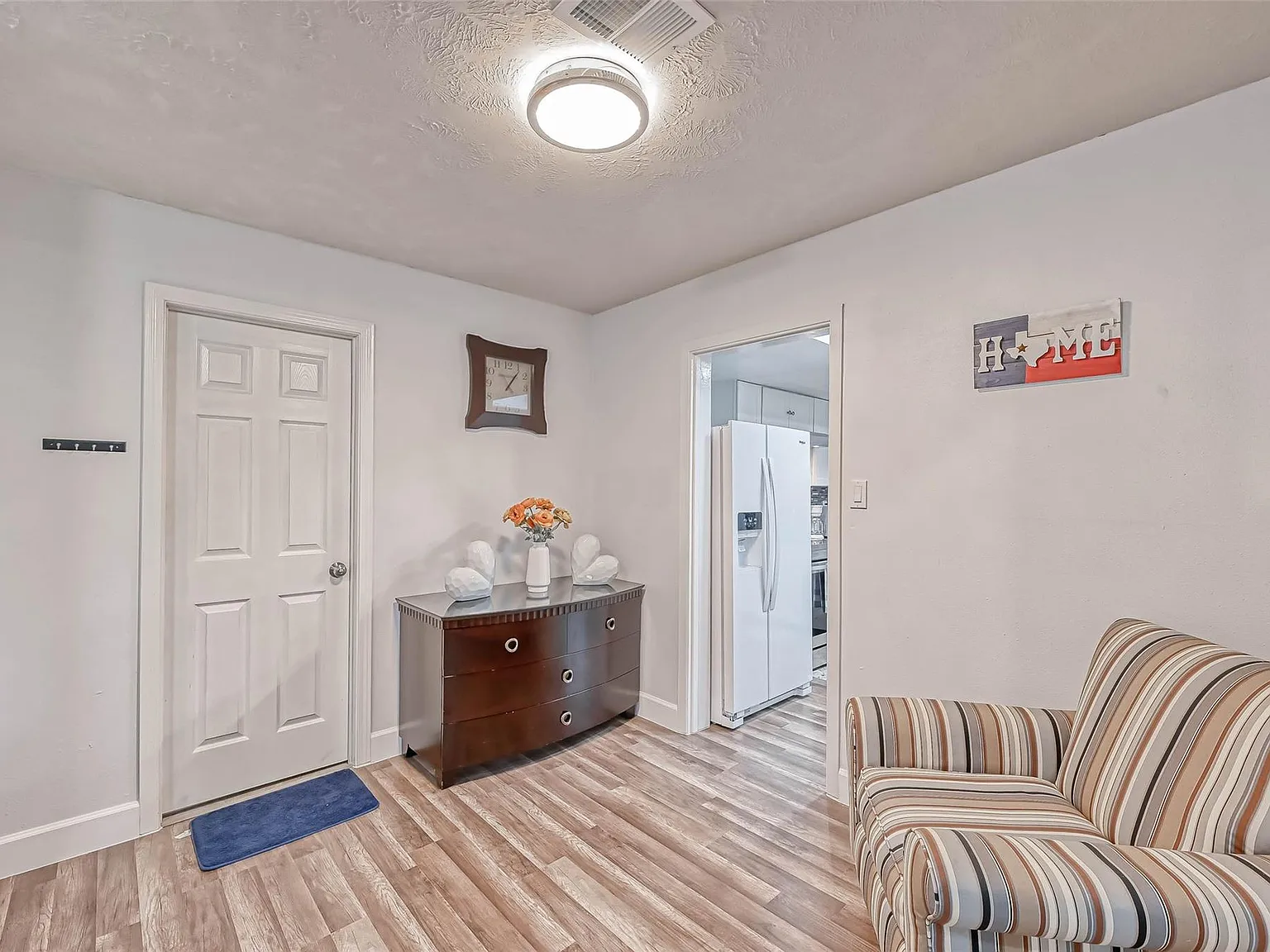 3 bed, 2.0 bath, 1464 sqft, $3,000 — Photo 2