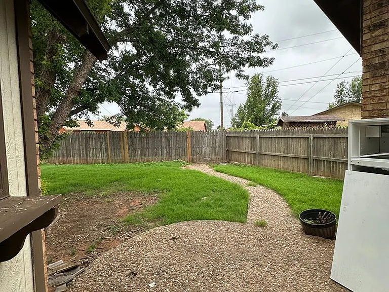 1021 W Yucca Ave — Photo 27