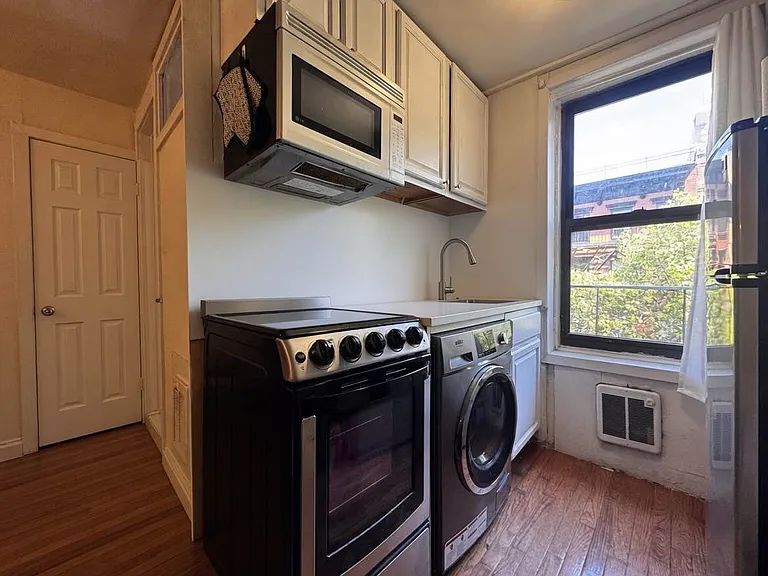 518 E 6th St #11 — Photo 3