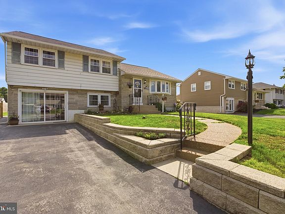 3rd image of 3560 Edgewater Ln
