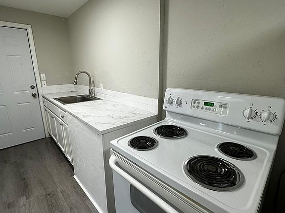 5th image of 1122 Van Buren St APT B