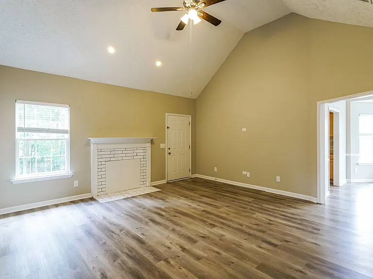 1902 Champlain Dr — Photo 5