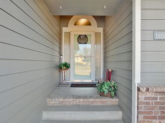 3rd image of 1025 E Rushwood Dr