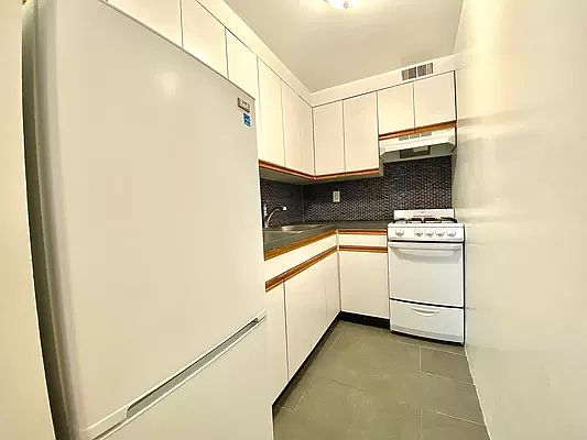 3rd image of 45 W 76th St #1AA