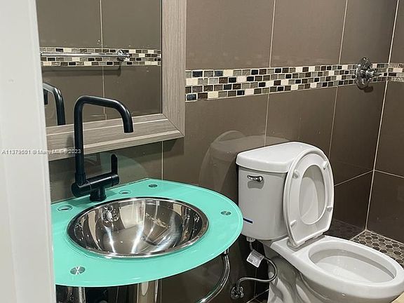 4th image of 505 NW 177th St APT 107