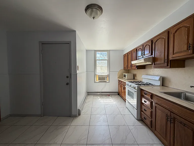 98 Andrew St #3 — Photo 4