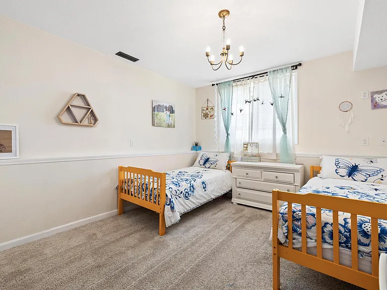 725 Peacock St — Photo 16
