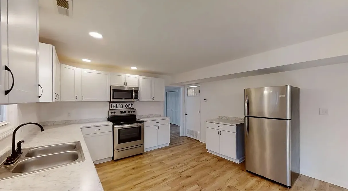 4 bed, 2.5 bath, 2275 sqft, $1,795 — Photo 2