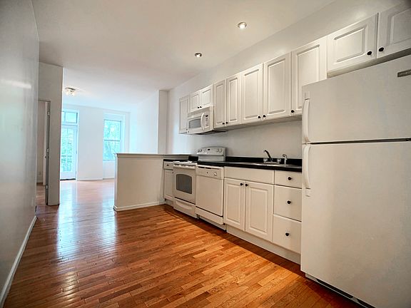 4th image of 327 E 116th St APT 3