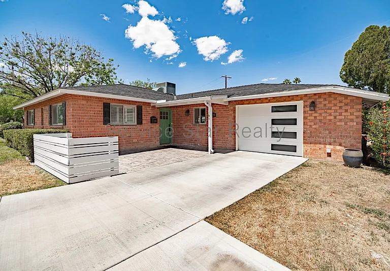 1946 E Rancho Dr — Photo 3