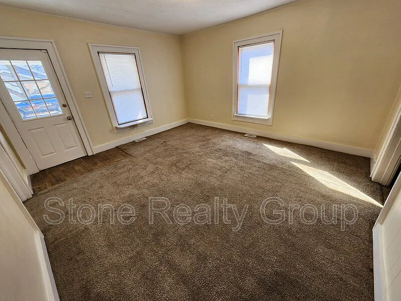 2 bed, 1.0 bath, $975 — Photo 2