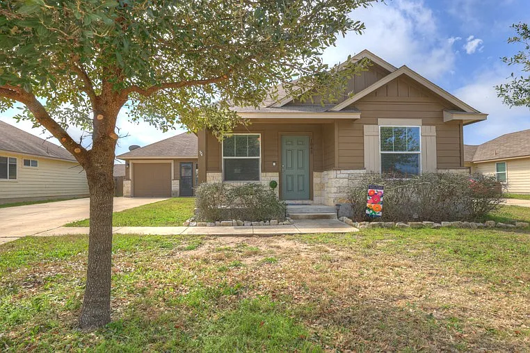 3 bed, 1220 sqft, $1,776 — Photo 1