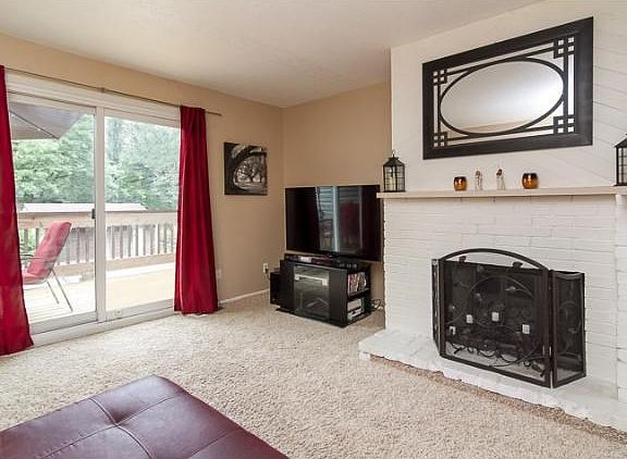 Brick wood burning fireplace. The owner has never used so it is ready without having to hire a chimney sweep. Feel free to light a fire or burn candles.
