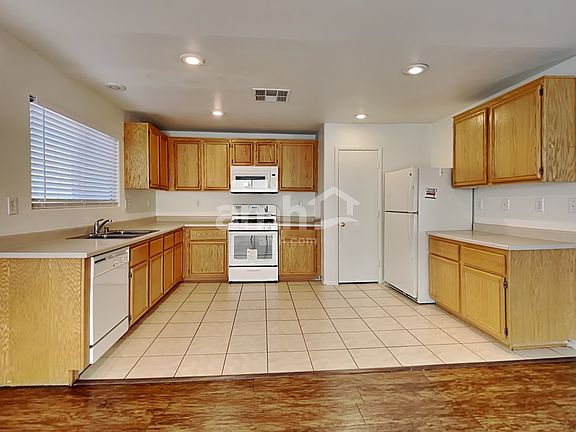 3rd image of 1139 Black Cherry St