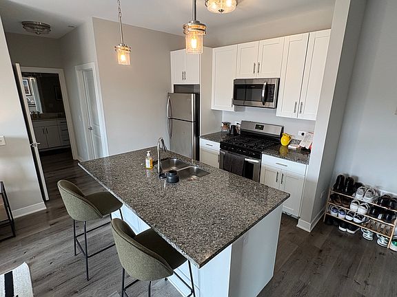 4th image of 333 S 1st St #400