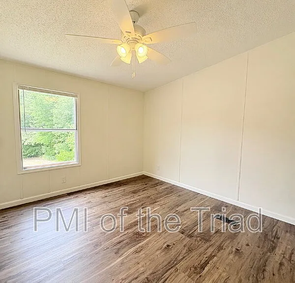 589 Alvis Ln — Photo 16
