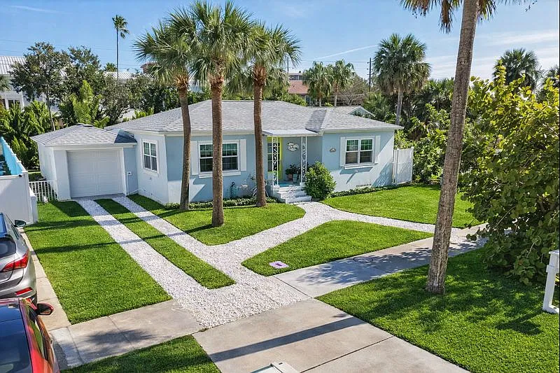 2 bed, 1.5 bath, 1077 sqft, $3,895 — Photo 3