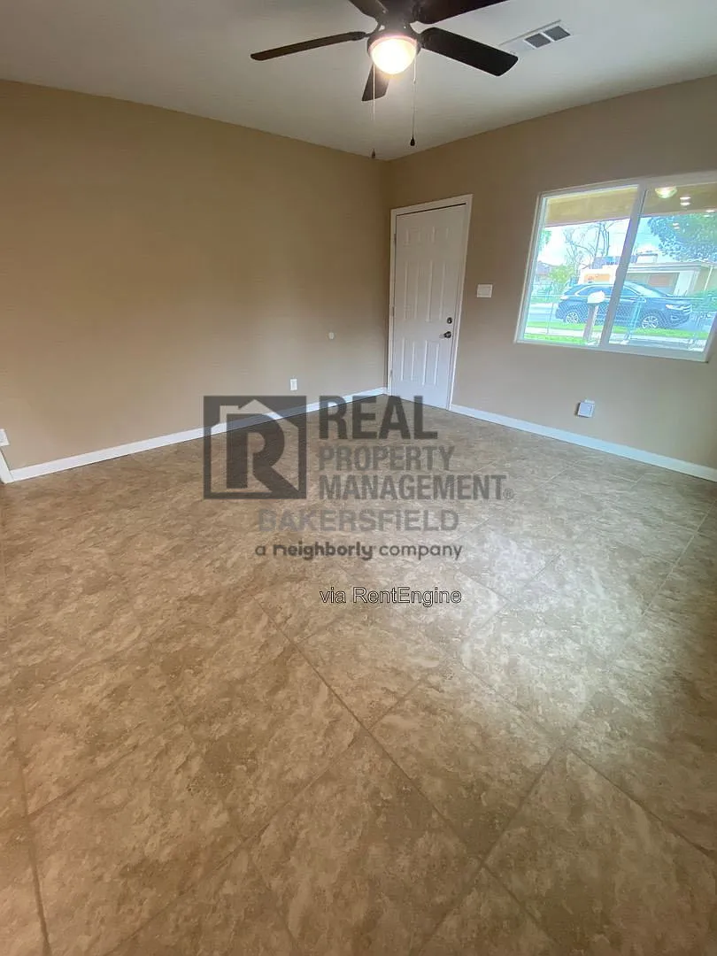 3 bed, 2.0 bath, 916 sqft, $2,000 — Photo 4