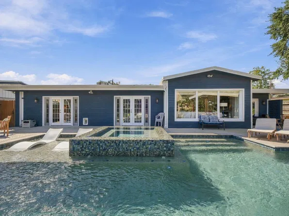 10 Harbor Ln, Kemah, TX 77565