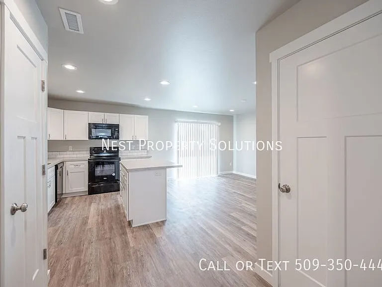 651 Hargraves Ave NE #B — Photo 16