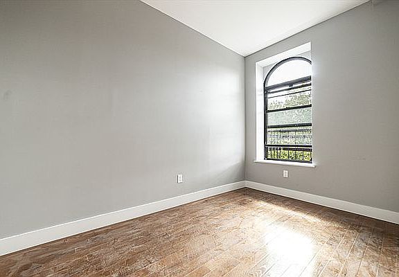 4th image of 536 Willoughby Ave APT 2F