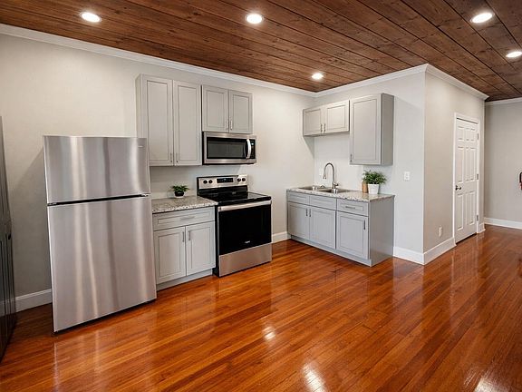 5th image of 2115 Broadway St #J