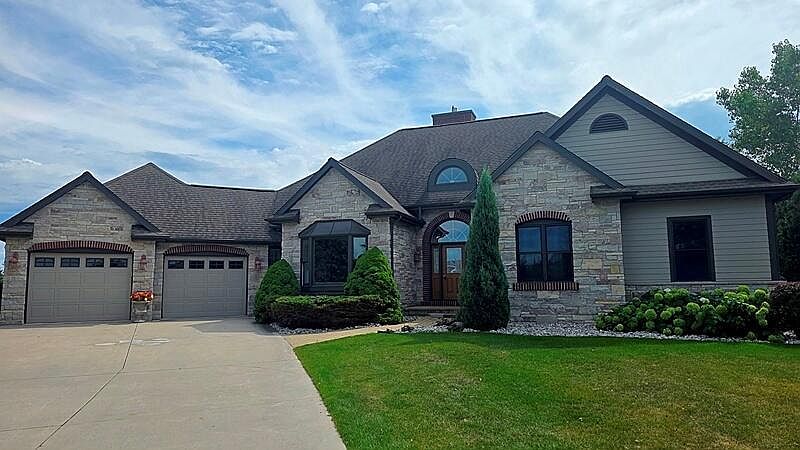 1st image of 833 Clover COURT