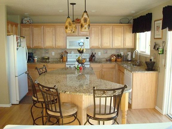 Large Gourmet Kitchen - granite throughout!