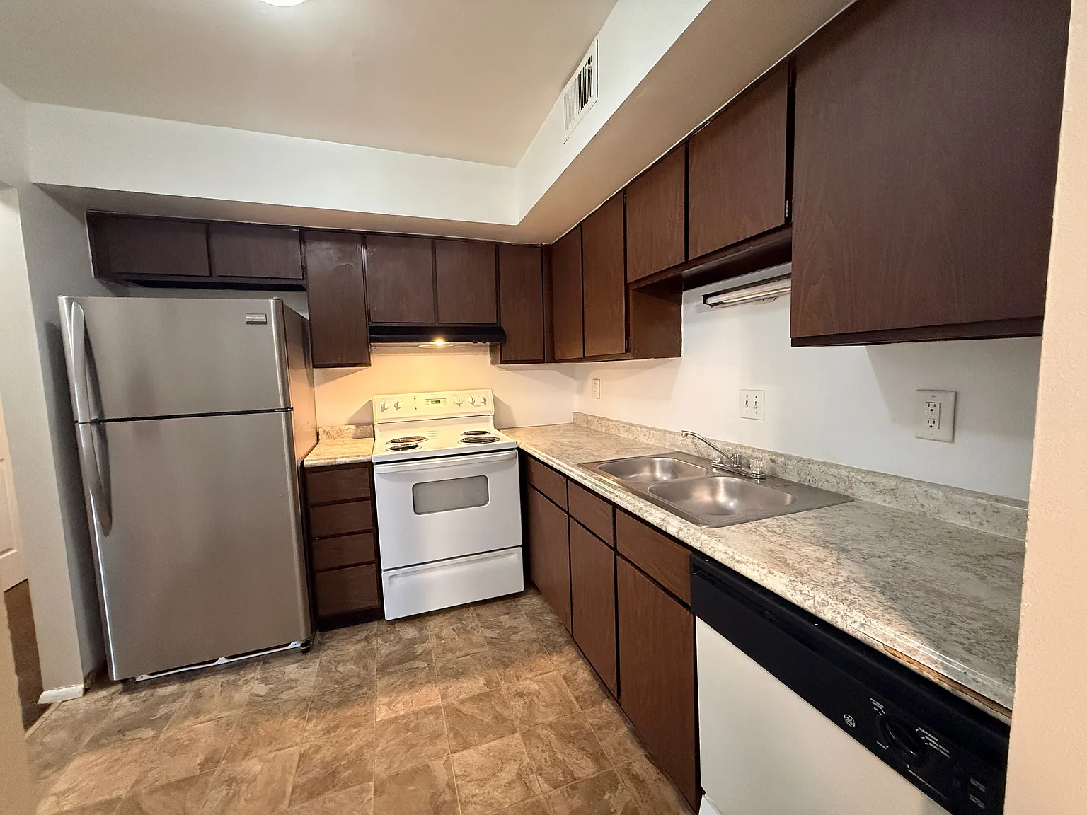2 bed, 650 sqft, $1,100 — Photo 4