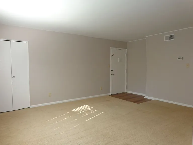 Yorktown Village Apartments — Photo 9