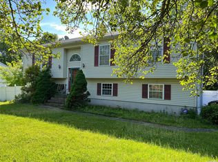 65 New Clarkstown Rd, Nanuet, NY 10954