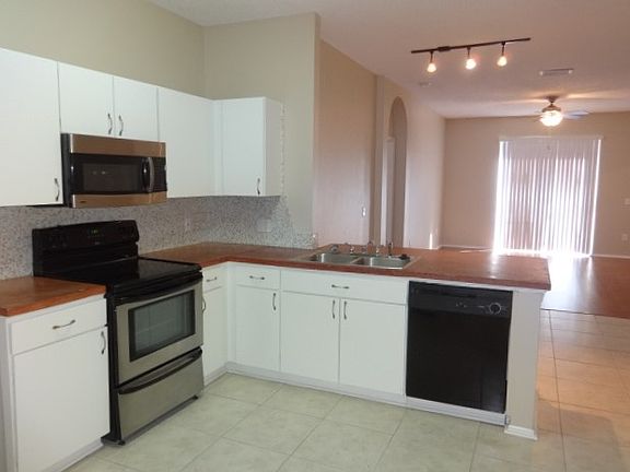 3rd image of 523 Royal Ridge St