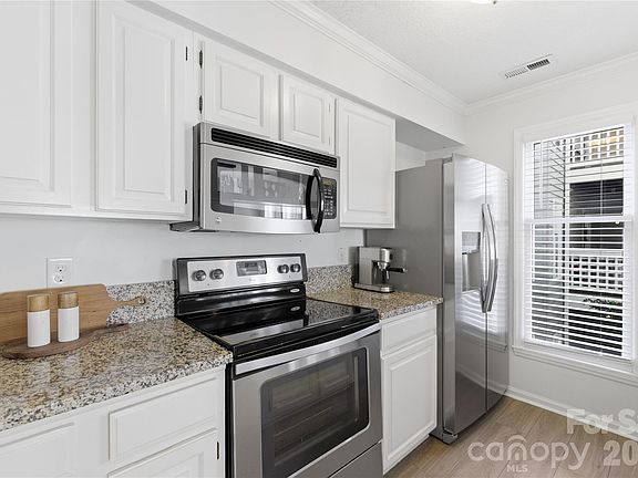4th image of 308 Queens Rd APT 32