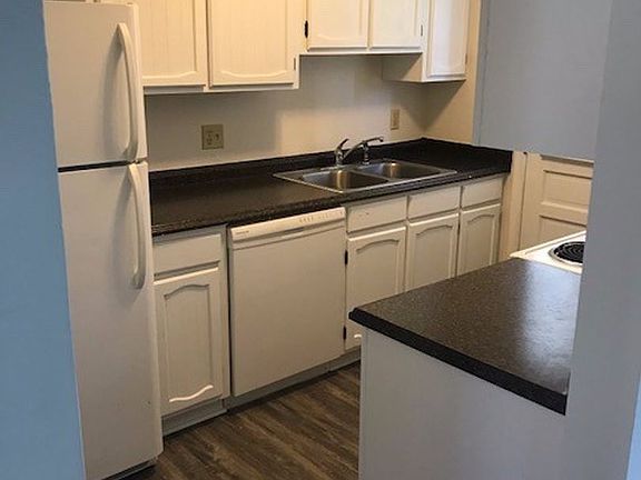 3rd image of 110 Courthouse Rd APT J4