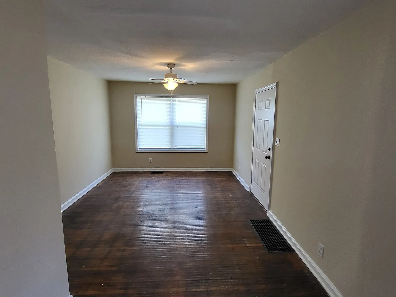 3 bed, 1.0 bath, 1200 sqft, $1,050 — Photo 4