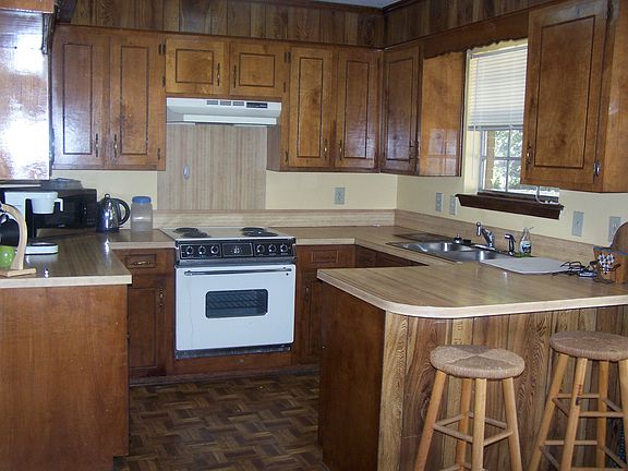 KITCHEN WITH EAT IN COUNTER