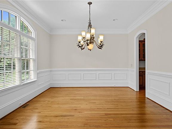 5th image of 3880 Stratford Walk Cir NE