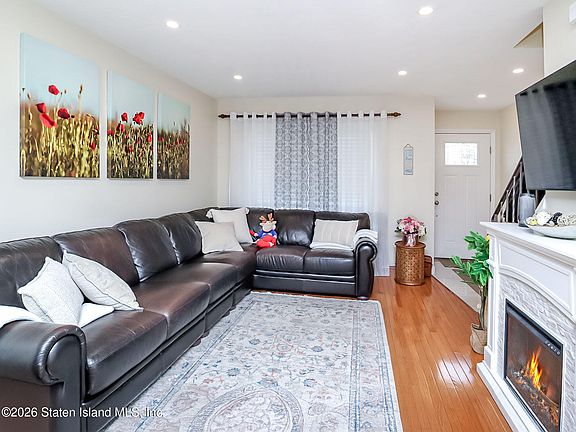 2nd image of 16 Deborah Loop