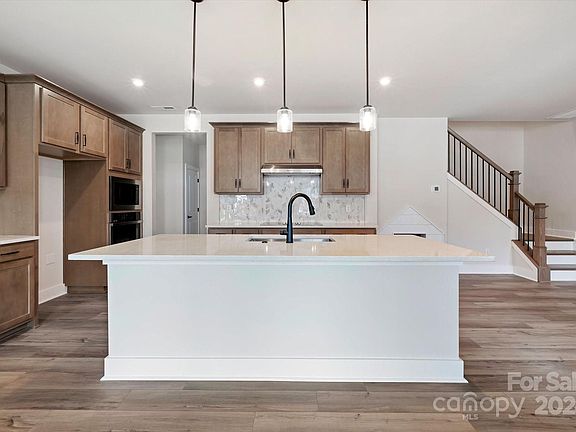 5th image of 302 Ardmore Dr