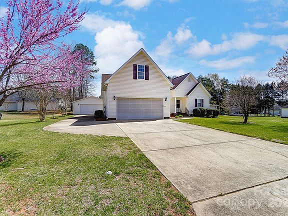 3rd image of 416 Linsbury Ct