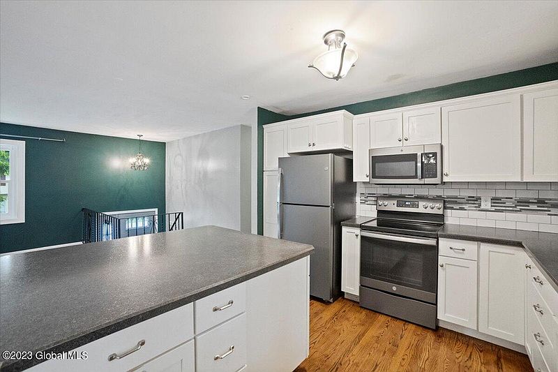 5th image of 76 Oakwood Drive
