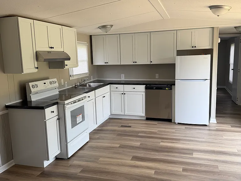 131 Maplewood Dr — Photo 3