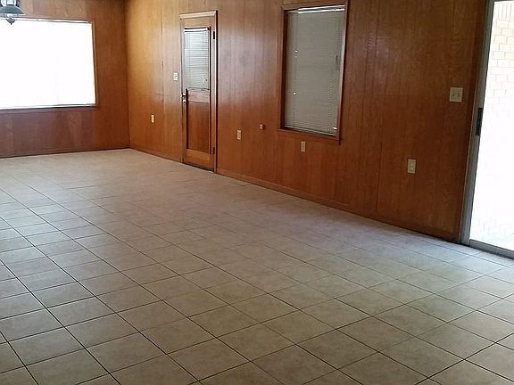 5th image of 402 Henderson St