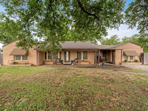 703 S Berry St, Burkburnett, TX 76354