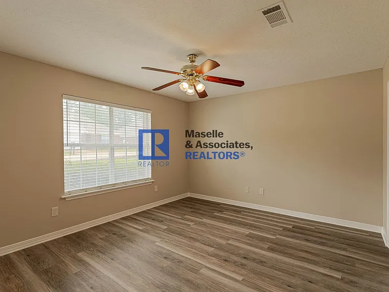413 Woodlake Ln — Photo 9