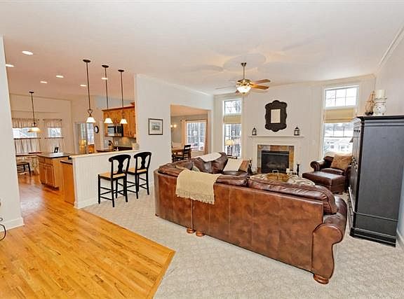 3rd image of 16 Summerfield Cir