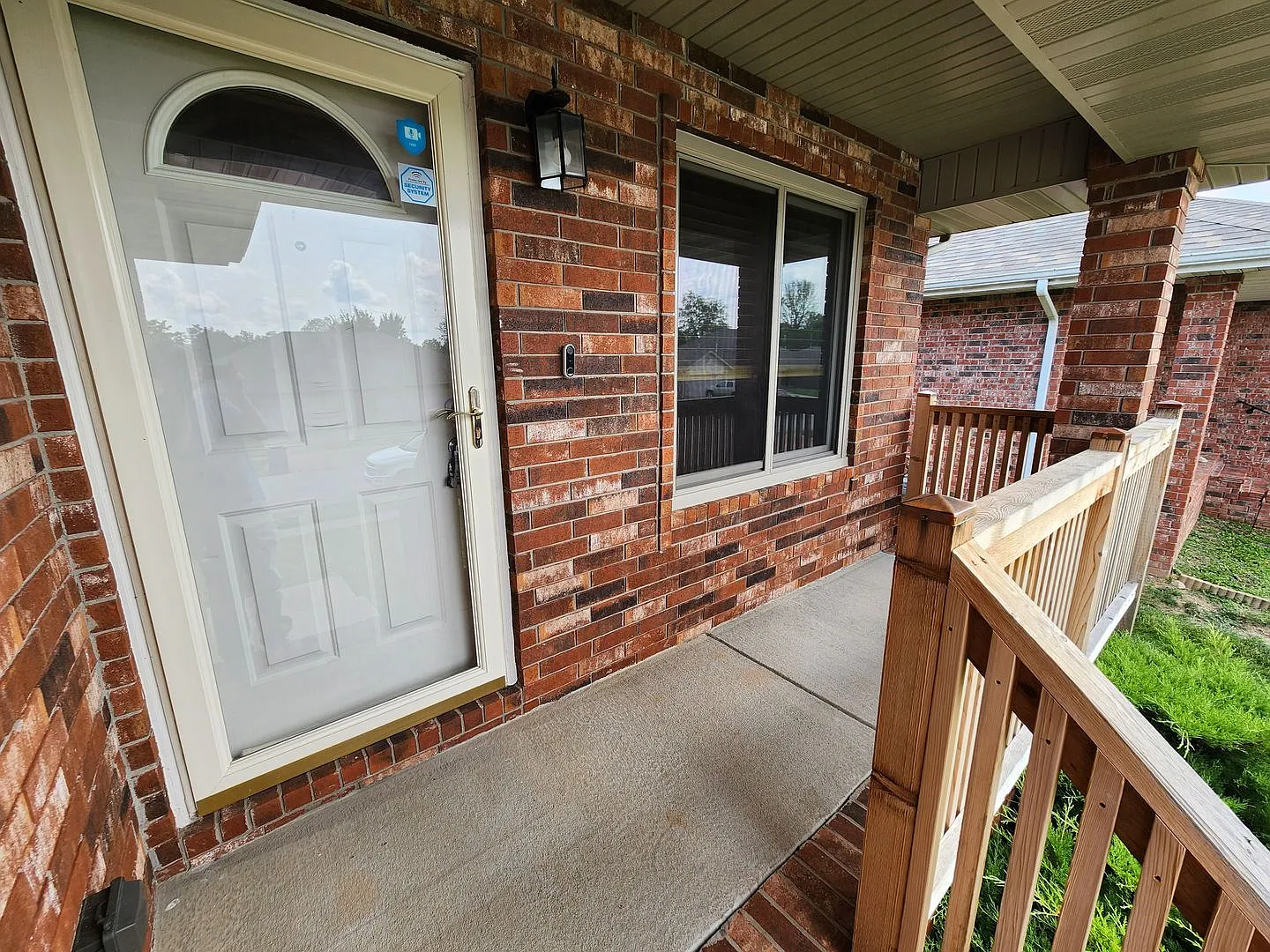 Spacious 2-Bedroom, 2-Bathroom Duplex Available Now!! — Photo 4
